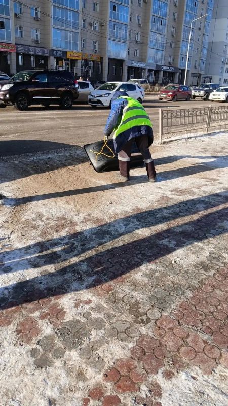 В Октябрьском округе активно ведутся антигололедные работы В Октябрьском округе активно ведутся антигололедные работы
