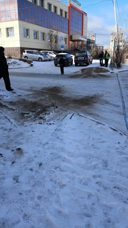 В Октябрьском округе активно ведутся антигололедные работы В Октябрьском округе активно ведутся антигололедные работы