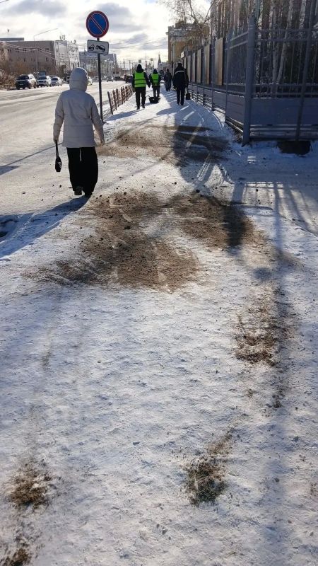 В Октябрьском округе активно ведутся антигололедные работы В Октябрьском округе активно ведутся антигололедные работы