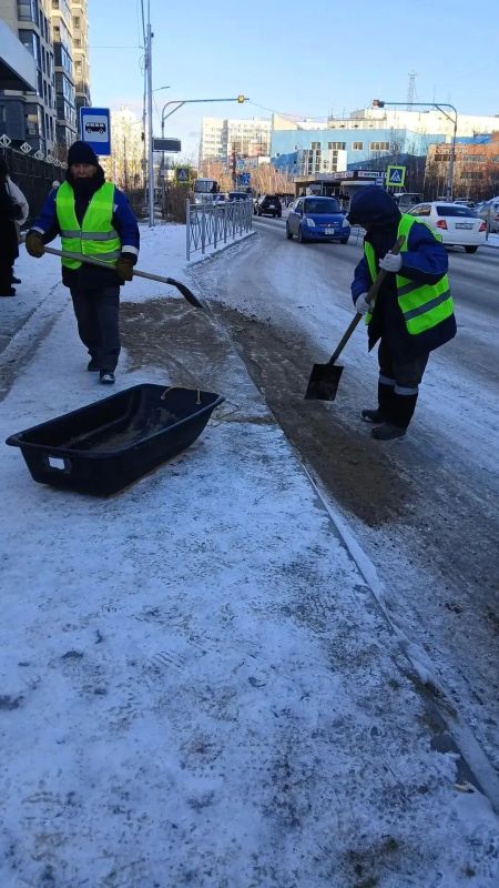 В Октябрьском округе активно ведутся антигололедные работы В Октябрьском округе активно ведутся антигололедные работы