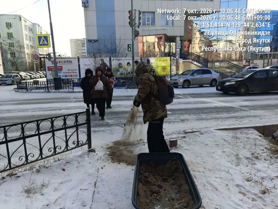 Дворники Управы продолжают отсыпку песком Дворники Управы продолжают отсыпку песком