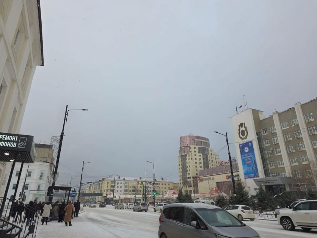 Мэрия Якутска на фоне жалоб на гололед посоветовала горожанам носить ледоступы и не держать руки в карманах