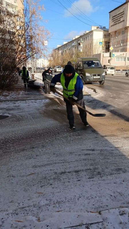 В Октябрьском округе активно ведутся антигололедные работы В Октябрьском округе активно ведутся антигололедные работы