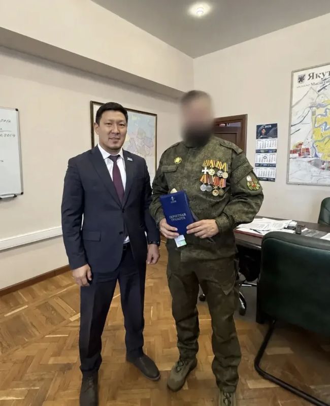 Сегодня министр строительства Якутии Виктор Романов встретился с участником специальной военной операции, который до мобилизации работал в строительной отрасли