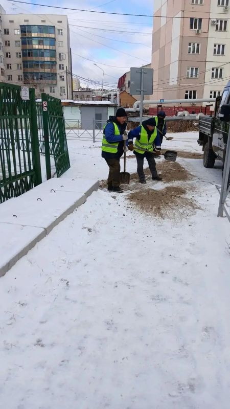 В Октябрьском округе активно ведутся антигололедные работы В Октябрьском округе активно ведутся антигололедные работы