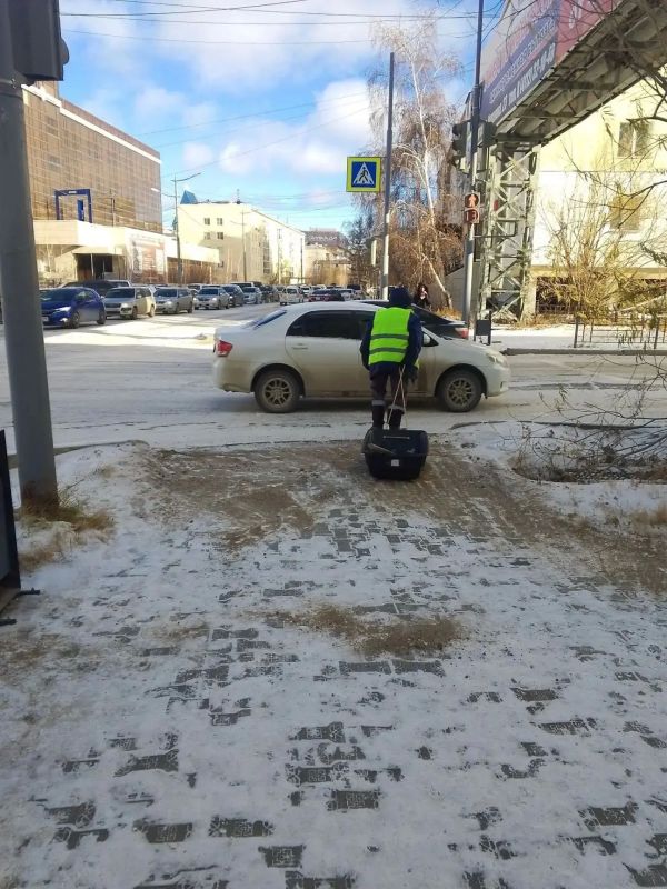 В Октябрьском округе активно ведутся антигололедные работы В Октябрьском округе активно ведутся антигололедные работы