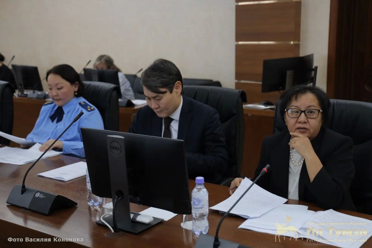 Комитет Ил Тумэна по социальной политике, труду и занятости рассмотрел законопроекты в сфере защиты прав несовершеннолетних, а также организации отдыха и оздоровления детей Комитет Ил Тумэна по социальной политике, труду и занятости рассмотрел законопроекты в сфере защиты прав несовершеннолетних, а также организации отдыха и оздоровления детей