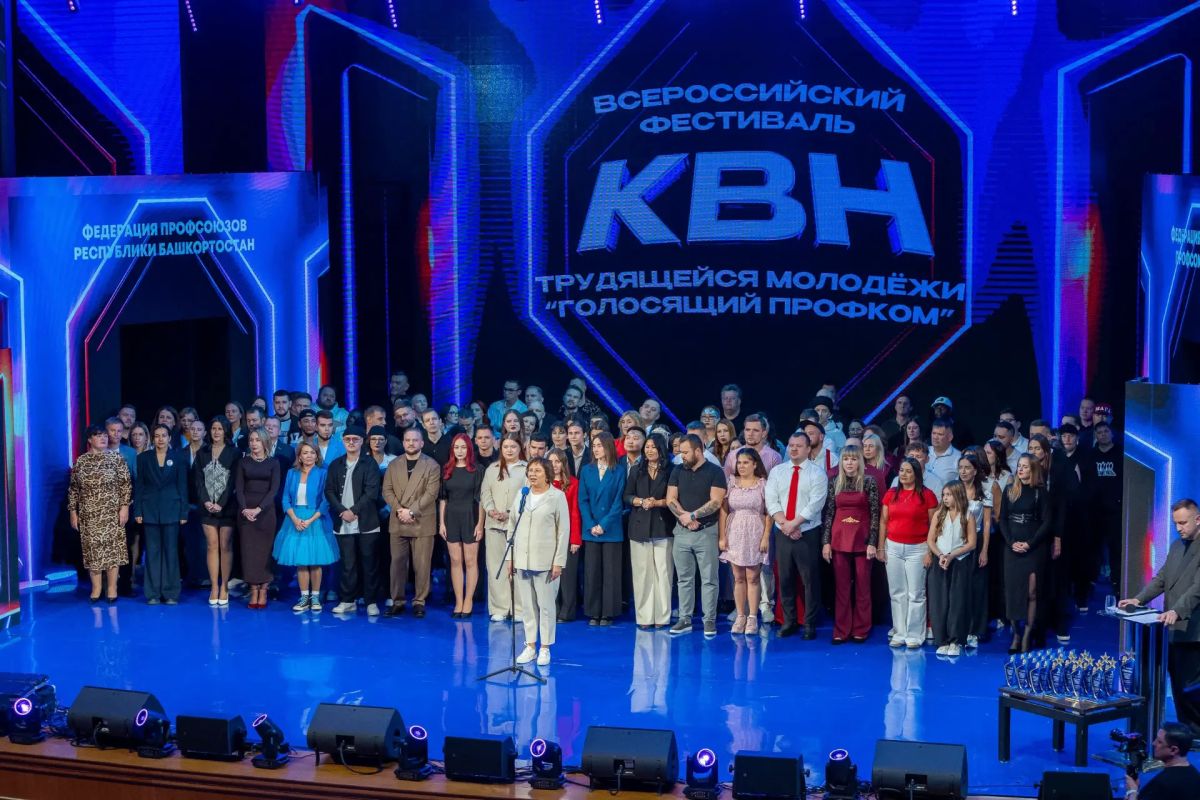 Молодой парламентарий в составе сборной Якутии победил на фестивале КВН трудящейся молодёжи Молодой парламентарий в составе сборной Якутии победил на фестивале КВН трудящейся молодёжи