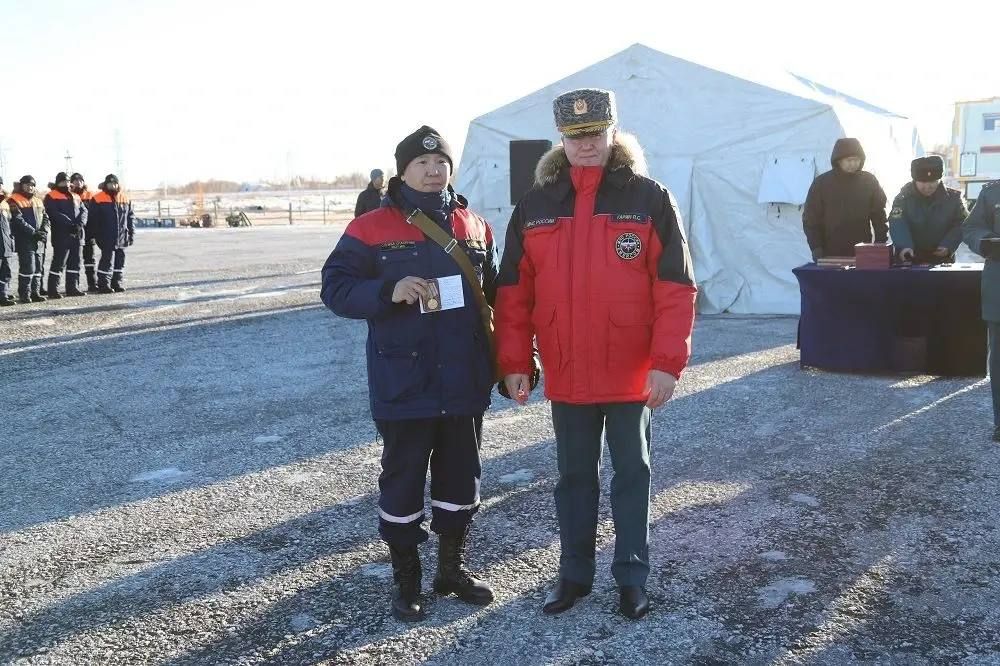 Смотр сил и средств гражданской обороны Якутии: спасателям Службы спасения РС (Я) вручили ведомственные награды Смотр сил и средств гражданской обороны Якутии: спасателям Службы спасения РС (Я) вручили ведомственные награды