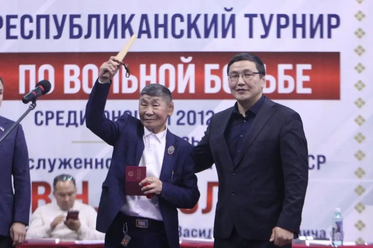 Леонид Спиридонов вручил Василию Гоголеву звание «Почётный работник физической культуры и спорта Якутии»