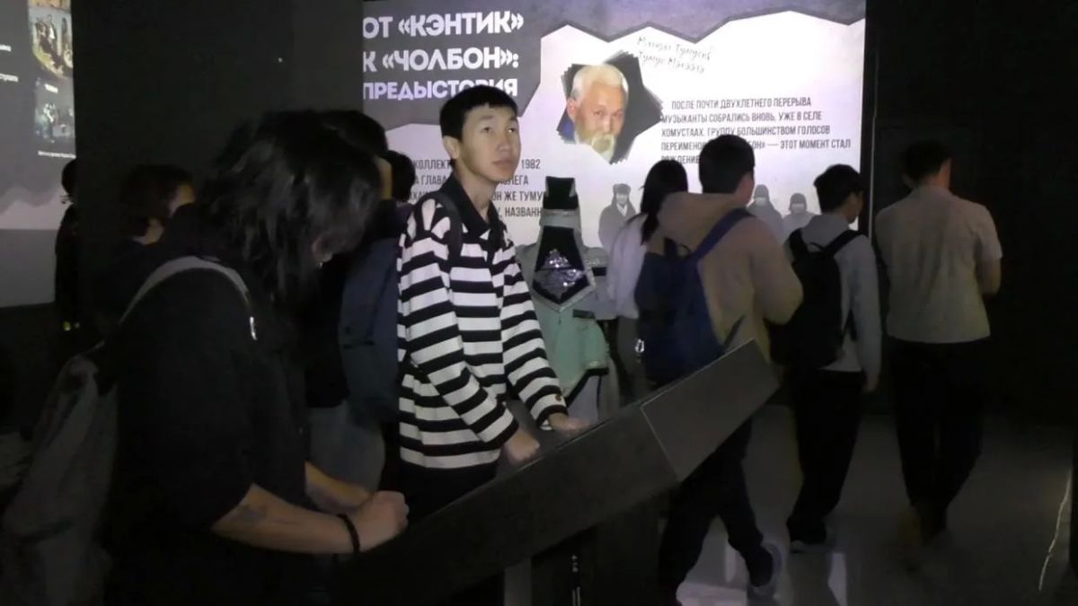 В Якутске открылась выставка, посвященная легендарной рок-группе «Чолбон» В Якутске открылась выставка, посвященная легендарной рок-группе «Чолбон»