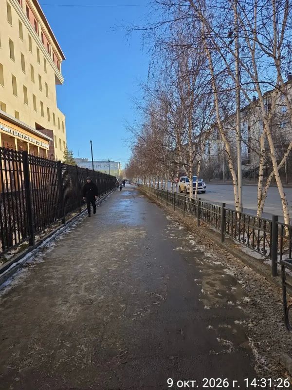 Уборка тротуаров в Губинском округе проводится силами подрядной организации Уборка тротуаров в Губинском округе проводится силами подрядной организации