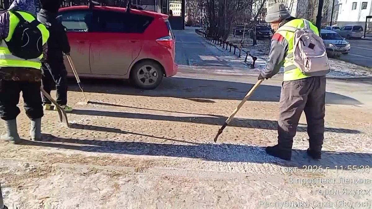 Дворники Управы продолжают противогололёдные мероприятия