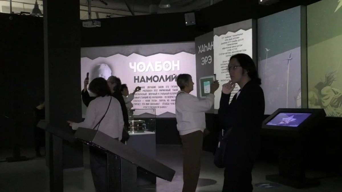 В Якутске открылась выставка, посвященная легендарной рок-группе «Чолбон» В Якутске открылась выставка, посвященная легендарной рок-группе «Чолбон»