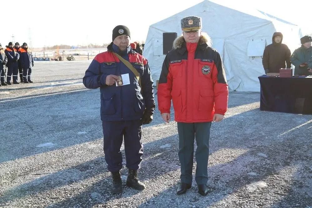 Смотр сил и средств гражданской обороны Якутии: спасателям Службы спасения РС (Я) вручили ведомственные награды Смотр сил и средств гражданской обороны Якутии: спасателям Службы спасения РС (Я) вручили ведомственные награды