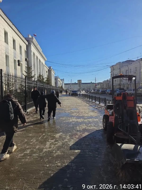 Уборка тротуаров в Губинском округе проводится силами подрядной организации Уборка тротуаров в Губинском округе проводится силами подрядной организации