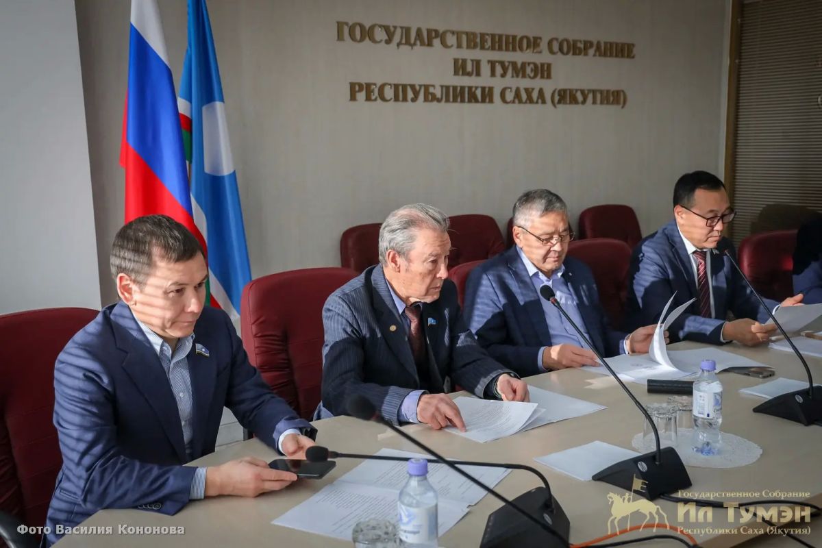 Мандатная комиссия Ил Тумэна поддержала проекты постановлений о подтверждении полномочий народного депутата Николая Долгунова и изменении составов постоянных комитетов по селу и аграрной политике, а также по... Мандатная комиссия Ил Тумэна поддержала проекты постановлений о подтверждении полномочий народного депутата Николая Долгунова и изменении составов постоянных комитетов по селу и аграрной политике, а также по...