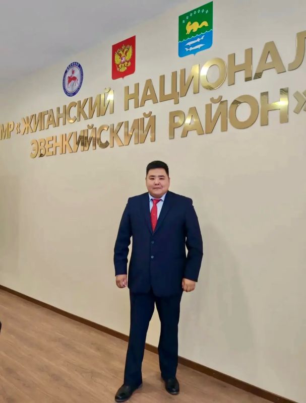 Айсен Николаев: Поздравляю Дмитрия Гаврильевича Татаринова с избранием главой Жиганского национального эвенкийского района! За его кандидатуру единогласно проголосовали депутаты, представляющие три политические партии, и...