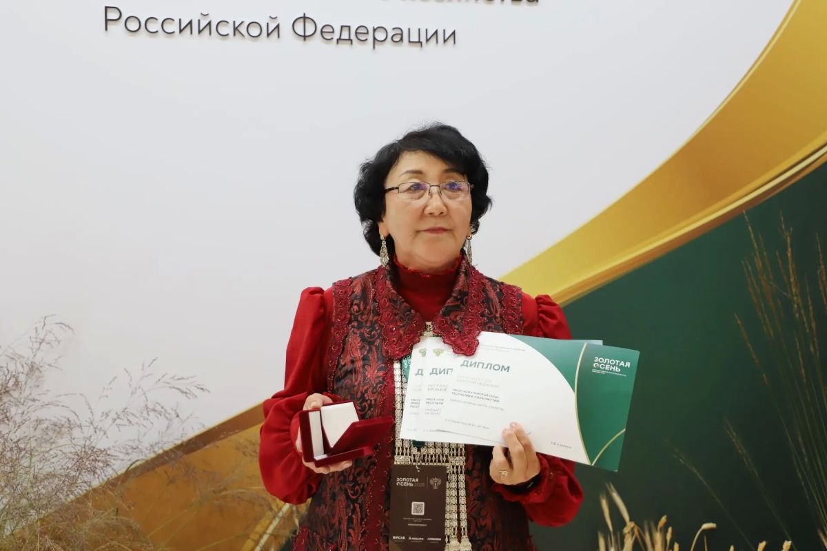 Ожулунская школа из Чурапчинского улуса представила чай из Иван-чая «Тумарча» и чайный напиток из Иван-чая с корой лиственницы «Сонор», которые завоевали бронзовые медали, а золото выиграл сироп из мяты «Мята Сумэтэ» Ожулунская школа из Чурапчинского улуса представила чай из Иван-чая «Тумарча» и чайный напиток из Иван-чая с корой лиственницы «Сонор», которые завоевали бронзовые медали, а золото выиграл сироп из мяты «Мята Сумэтэ»