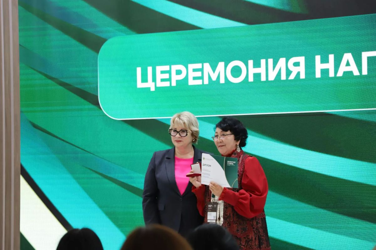 Ожулунская школа из Чурапчинского улуса представила чай из Иван-чая «Тумарча» и чайный напиток из Иван-чая с корой лиственницы «Сонор», которые завоевали бронзовые медали, а золото выиграл сироп из мяты «Мята Сумэтэ» Ожулунская школа из Чурапчинского улуса представила чай из Иван-чая «Тумарча» и чайный напиток из Иван-чая с корой лиственницы «Сонор», которые завоевали бронзовые медали, а золото выиграл сироп из мяты «Мята Сумэтэ»
