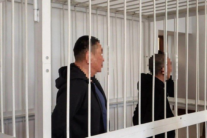 Держали в страхе заключенных и били должников трубой