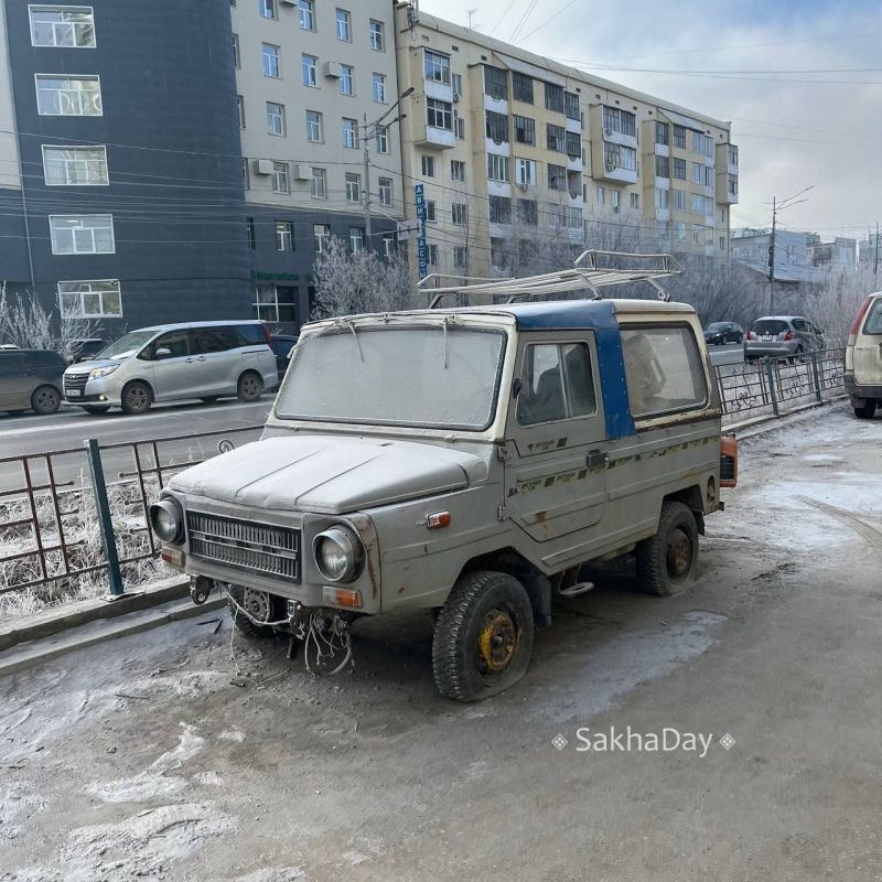 Это интересное авто стоит на Лермонтова давно, пару лет точно, а, возможно, и дольше