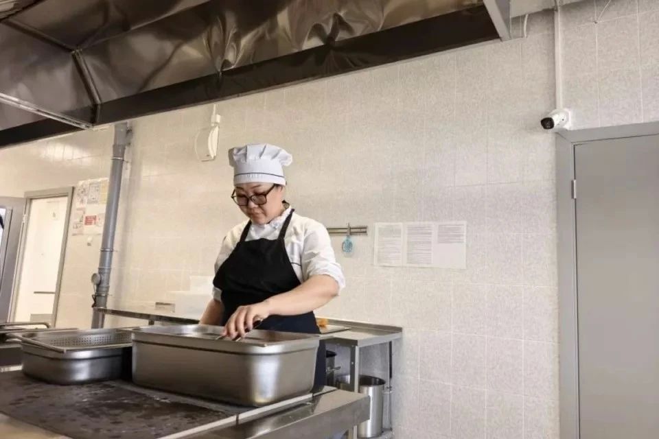 В школе №40 города Якутска запустили проект «Открытая кухня» В школе №40 города Якутска запустили проект «Открытая кухня»
