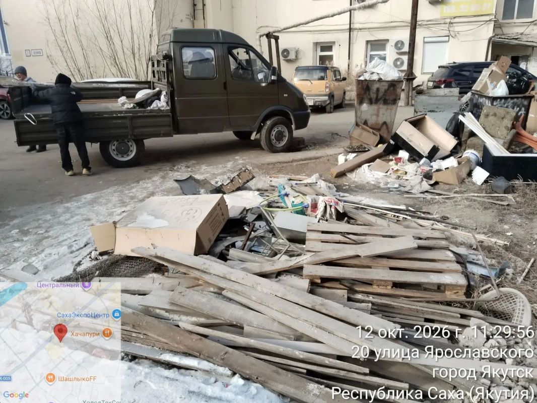 Управа вывозит несанкционированную свалку со двора дома на Ленина, 21 Управа вывозит несанкционированную свалку со двора дома на Ленина, 21