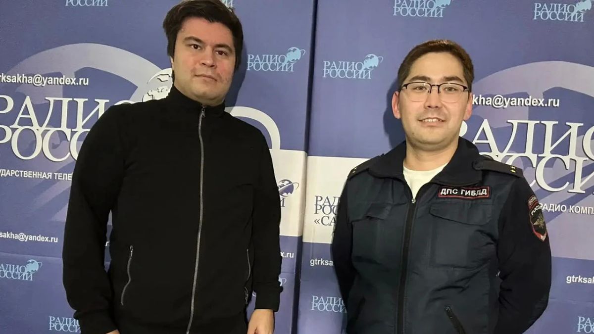 В новом выпуске радиопередачи ГТРК "Саха" — "Попутчик" гостем студии стал государственный инспектор дорожного надзора Управления Госавтоинспекции МВД по Республике Саха (Якутия), лейтенант полиции Анатолий Готовцев