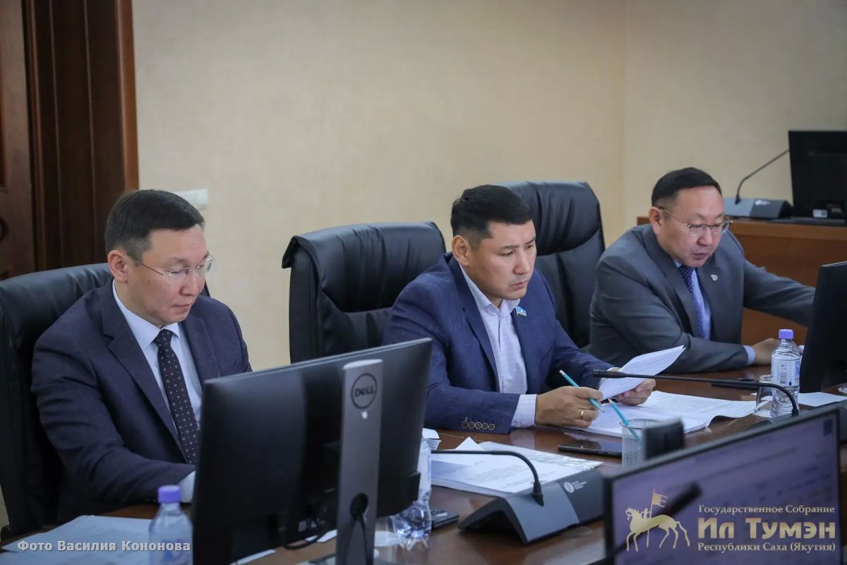 На совместном заседании депутаты комитетов по экономической, инвестиционной и промышленной политике и по строительству, жилищно-коммунальному хозяйству и энергетике Ил Тумэн обсудили приоритеты бюджета Якутии на 2027 год и... На совместном заседании депутаты комитетов по экономической, инвестиционной и промышленной политике и по строительству, жилищно-коммунальному хозяйству и энергетике Ил Тумэн обсудили приоритеты бюджета Якутии на 2027 год и...