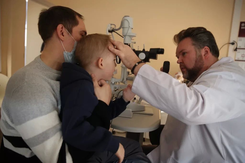 Федеральные офтальмологи-генетики провели прием детей с редкими заболеваниями в Якутии