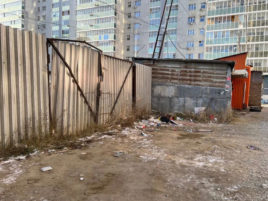 #пишут Перед домами Короленко 25, Лермонтова 45 грязь, мусор, заброшенные сараи, разнокалиберные металлические гаражи #пишут Перед домами Короленко 25, Лермонтова 45 грязь, мусор, заброшенные сараи, разнокалиберные металлические гаражи