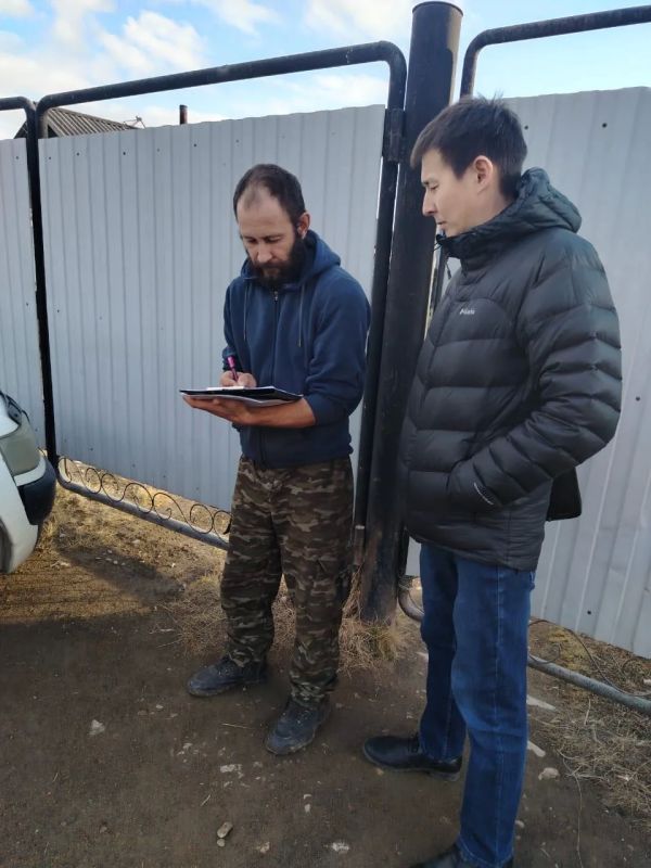 Старший государственный инспектор территориального подразделения Управления ветеринарии Республики Саха (Якутия) по Олекминскому району А. Г. Тумусов с представителями администрации ГП «Город Олекминск» проводит мероприятия...