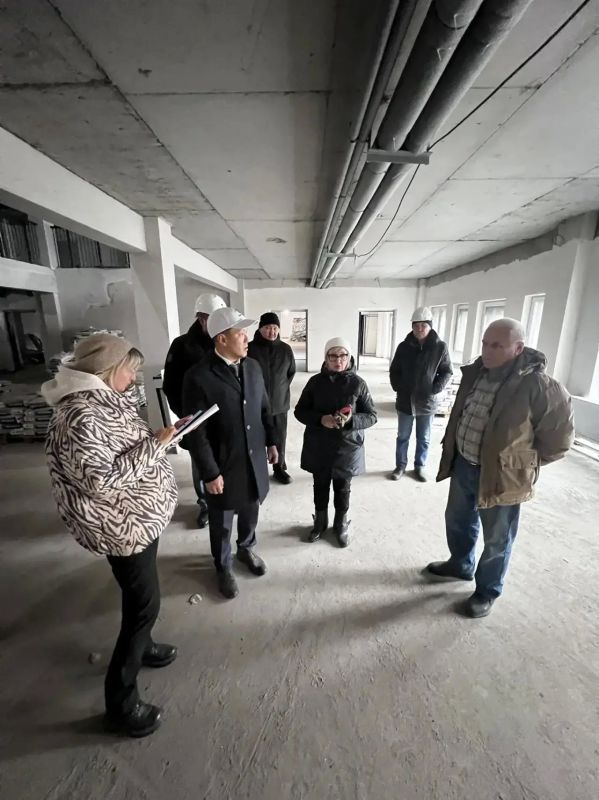 Виктор Романов провёл рабочий выезд на строящиеся объекты Якутска Виктор Романов провёл рабочий выезд на строящиеся объекты Якутска