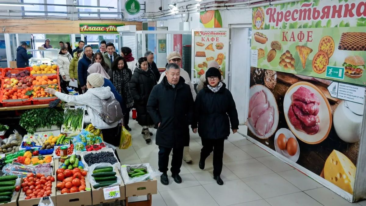 13 октября и.о. министра сельского хозяйства и продовольственной политики РС (Я) Анна Стручкова, мэр города Якутска Дмитрий Садовников и специалисты ведомств провели выездное совещание по благоустройству Крестьянского рынка... 13 октября и.о. министра сельского хозяйства и продовольственной политики РС (Я) Анна Стручкова, мэр города Якутска Дмитрий Садовников и специалисты ведомств провели выездное совещание по благоустройству Крестьянского рынка...