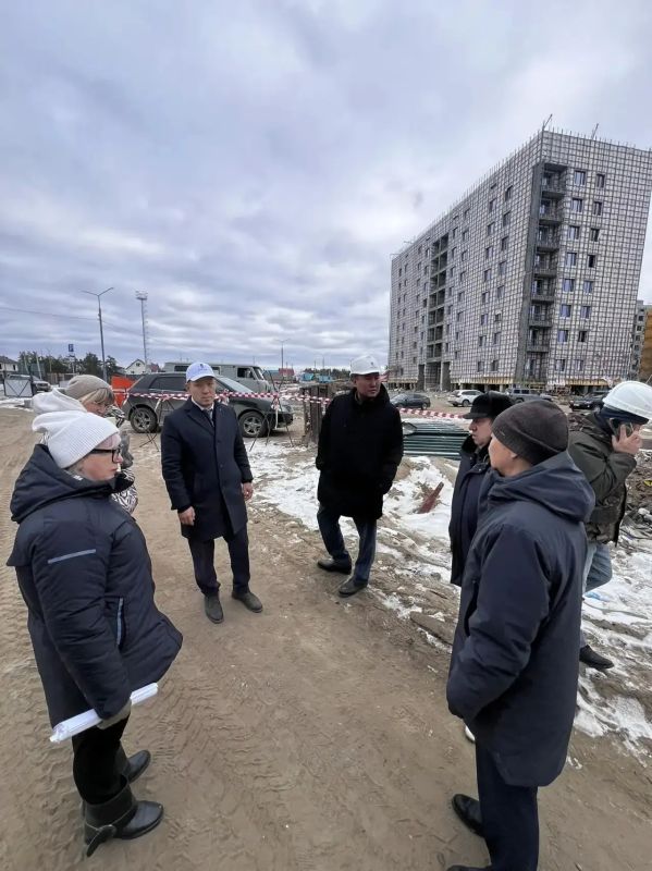 Виктор Романов провёл рабочий выезд на строящиеся объекты Якутска Виктор Романов провёл рабочий выезд на строящиеся объекты Якутска