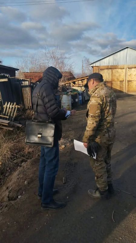Старший государственный инспектор территориального подразделения Управления ветеринарии Республики Саха (Якутия) по Олекминскому району А. Г. Тумусов с представителями администрации ГП «Город Олекминск» проводит мероприятия... Старший государственный инспектор территориального подразделения Управления ветеринарии Республики Саха (Якутия) по Олекминскому району А. Г. Тумусов с представителями администрации ГП «Город Олекминск» проводит мероприятия...