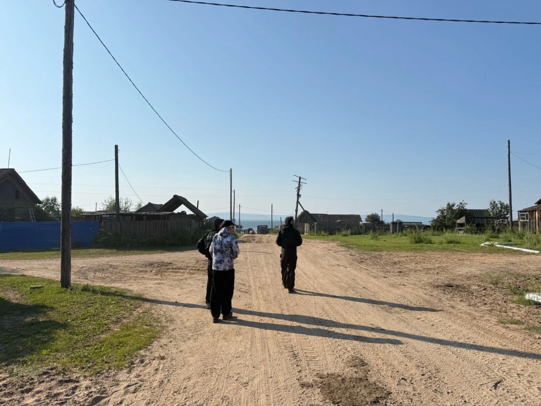 Рэпер L’One спустя 30 лет вернулся в село Дельгей в Якутии, где прошло его детство Рэпер L’One спустя 30 лет вернулся в село Дельгей в Якутии, где прошло его детство