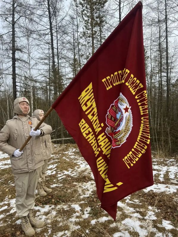 На границе Мирнинского и Ленского районов состоялась торжественная церемония передачи копии Знамени Якутской национальной военной школы На границе Мирнинского и Ленского районов состоялась торжественная церемония передачи копии Знамени Якутской национальной военной школы