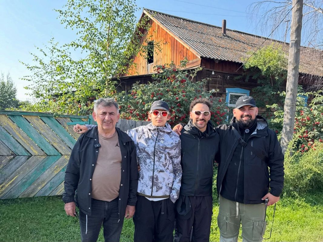 Рэпер L’One спустя 30 лет вернулся в село Дельгей в Якутии, где прошло его детство Рэпер L’One спустя 30 лет вернулся в село Дельгей в Якутии, где прошло его детство