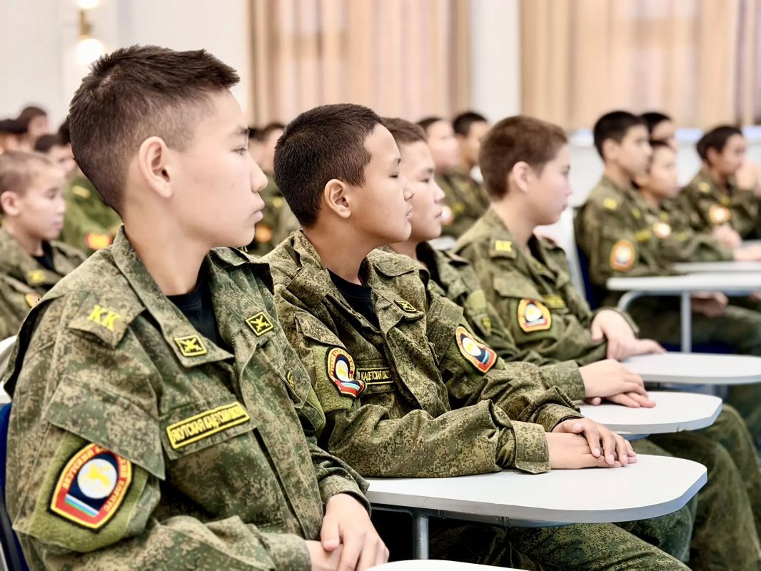 В Якутской кадетской школе-интернате прошло профилактическое занятие с участием ветерана следствия и сотрудников СК России В Якутской кадетской школе-интернате прошло профилактическое занятие с участием ветерана следствия и сотрудников СК России