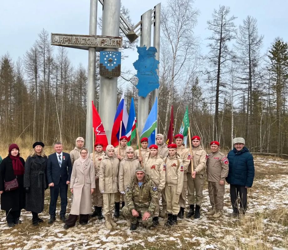На границе Мирнинского и Ленского районов состоялась торжественная церемония передачи копии Знамени Якутской национальной военной школы На границе Мирнинского и Ленского районов состоялась торжественная церемония передачи копии Знамени Якутской национальной военной школы