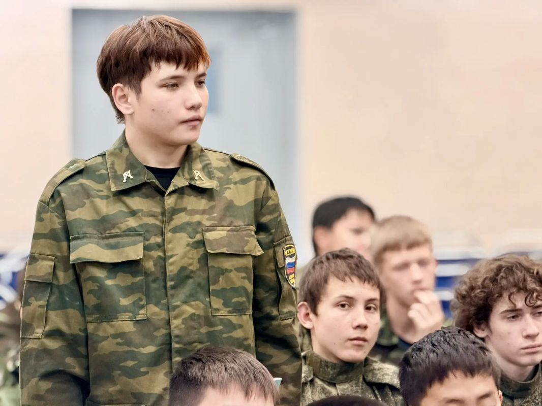 В Якутской кадетской школе-интернате прошло профилактическое занятие с участием ветерана следствия и сотрудников СК России В Якутской кадетской школе-интернате прошло профилактическое занятие с участием ветерана следствия и сотрудников СК России