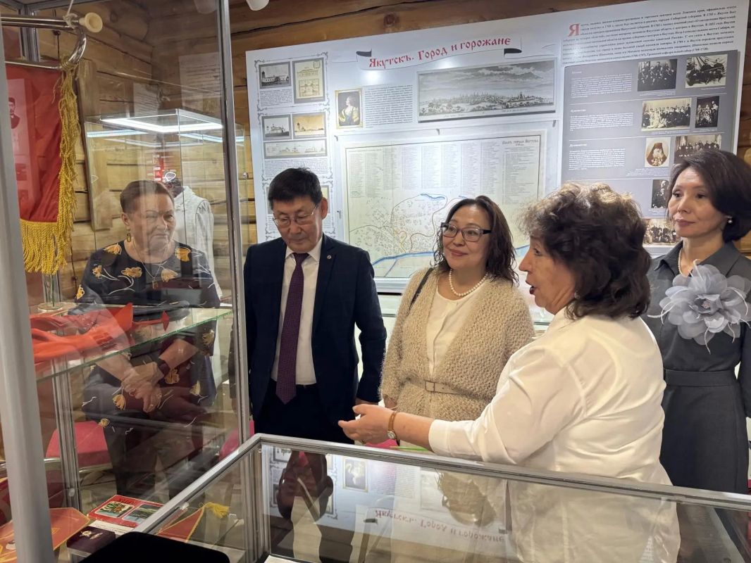 В Якутске открылась выставка к 100-летию столичного образования В Якутске открылась выставка к 100-летию столичного образования