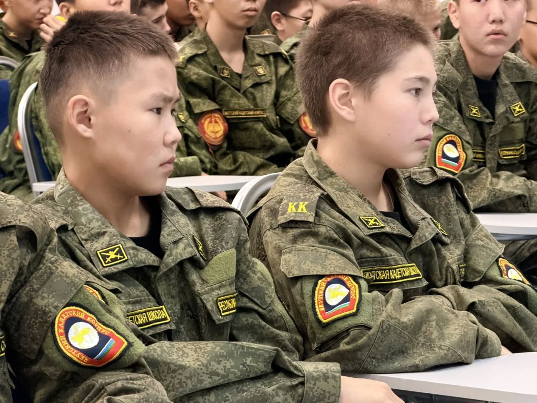 В Якутской кадетской школе-интернате прошло профилактическое занятие с участием ветерана следствия и сотрудников СК России В Якутской кадетской школе-интернате прошло профилактическое занятие с участием ветерана следствия и сотрудников СК России