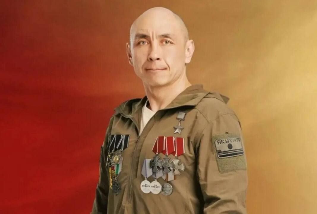 Боотур срэх. Кини «Платина сулустаах» («Вагнер» ЧВК дьоруойугар бэриллэр рдк бэлиэ), с «Эр санаа» уордьаннаах, с «Хорсунун иин» мэтээллээх, «ИГИЛ-ы кыайыы иин» уо.д.а. бойобуой наараадаларынан бэлиэтэммит, Сирия, Ливия...
