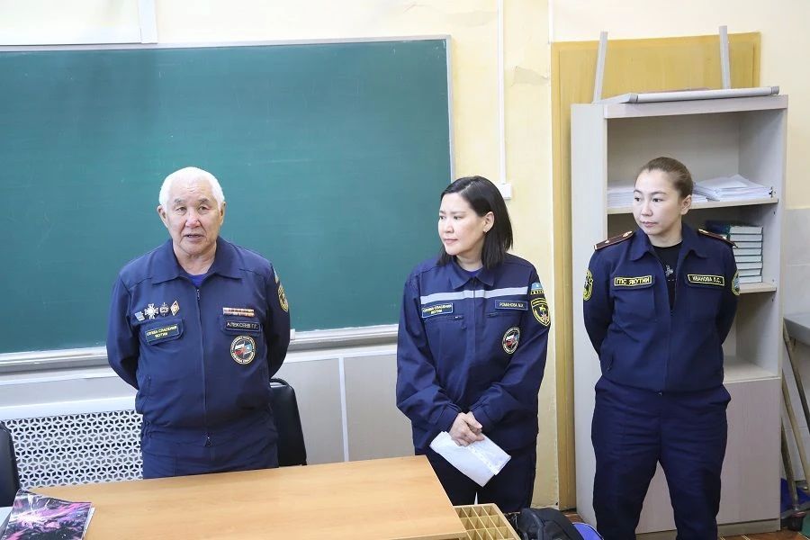 «Лед ошибок не прощает»: Служба спасения Якутии провела уроки безопасности в Намском улусе «Лед ошибок не прощает»: Служба спасения Якутии провела уроки безопасности в Намском улусе