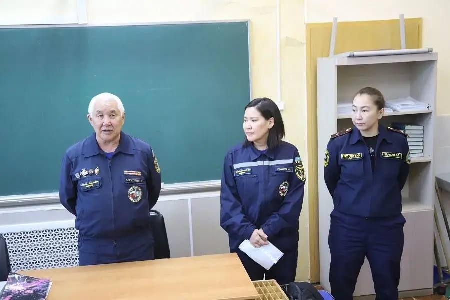 «Лед ошибок не прощает»: Служба спасения Якутии провела уроки безопасности в Намском улусе «Лед ошибок не прощает»: Служба спасения Якутии провела уроки безопасности в Намском улусе