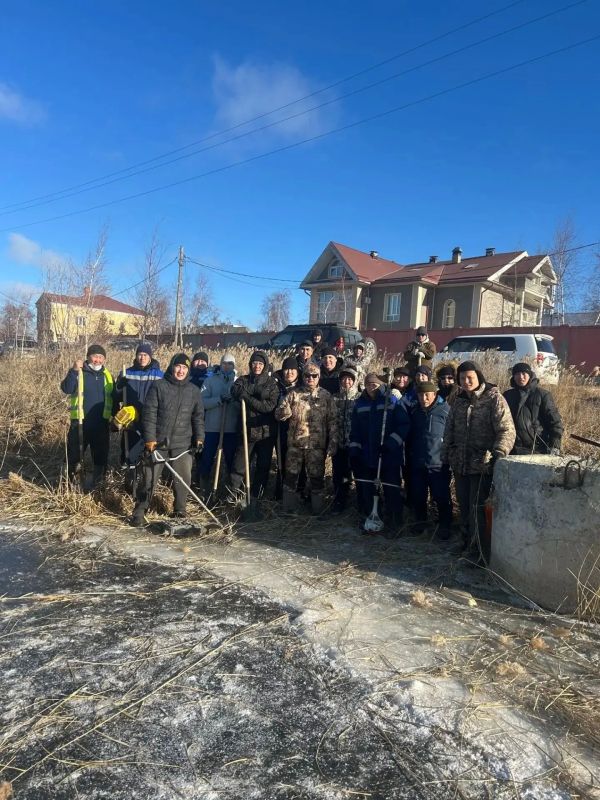 Сегодня сотрудники ДЮСШ города вместе с Управлением спорта вышли на субботник у озера Тёплое