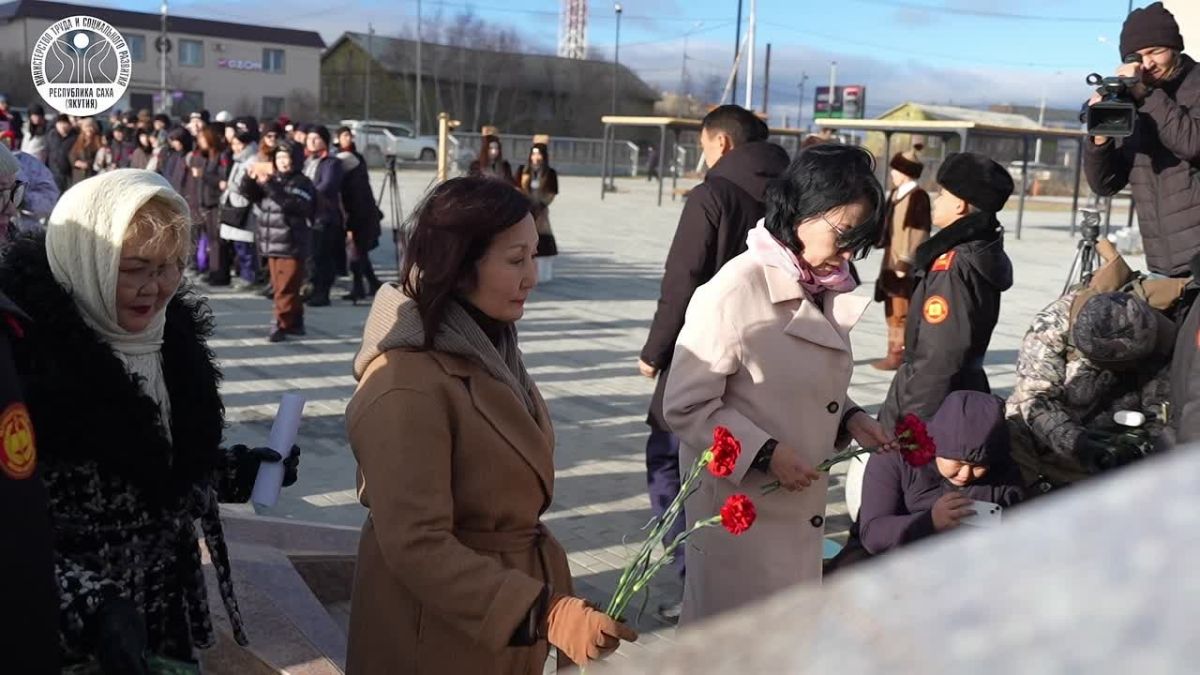В преддверии Дня матери, который в этом году Якутия отмечает 18 октября, у памятника Матери состоялась торжественная церемония возложения цветов